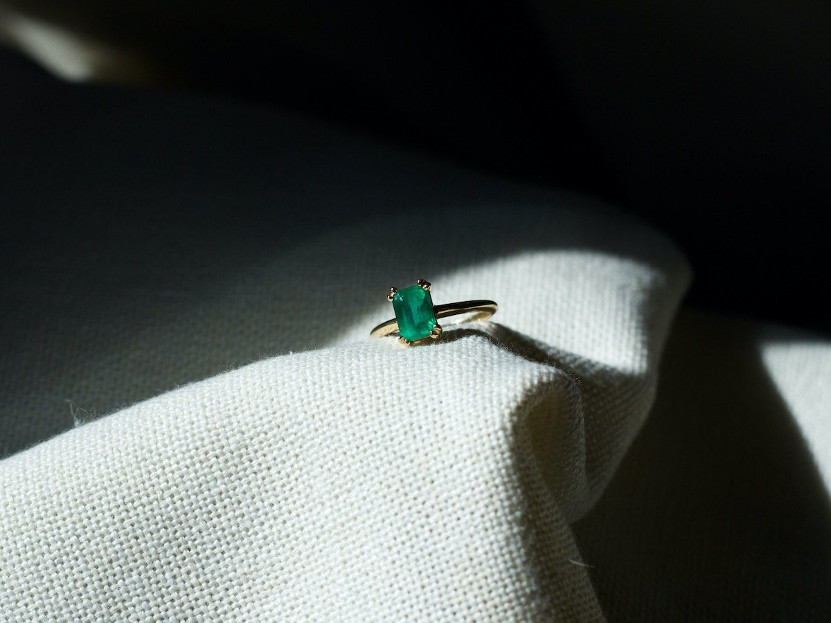 bario neal rectangular ray emerald green ring with gold band