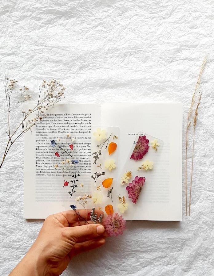 cartofleur-bookmark-pressed-flowers-sustainable-etsy-shops.jpg