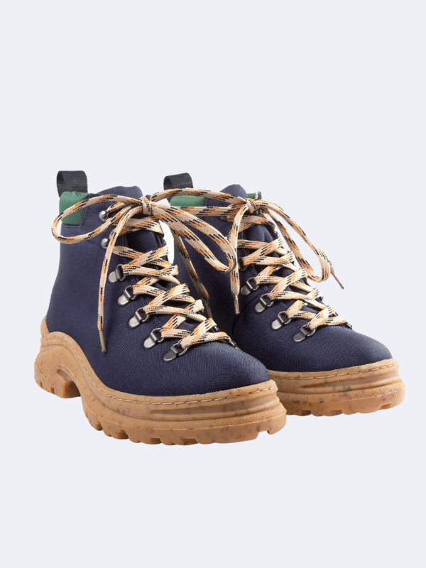 A dark blue pair of Thesus sustainable winter boots.