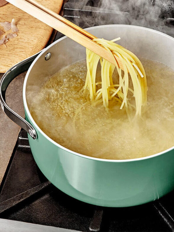 5 Sustainable Dutch Ovens That Are More Affordable Than Le Creuset ...