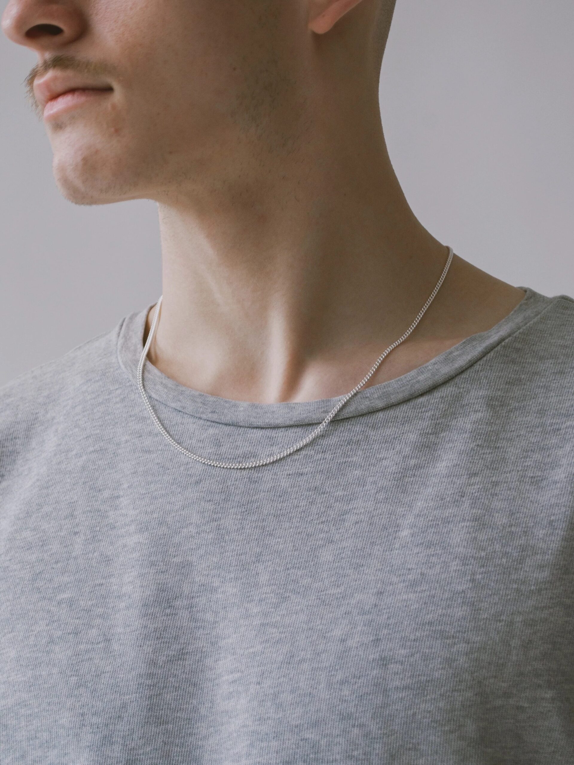 A amle model wears a chain from apse