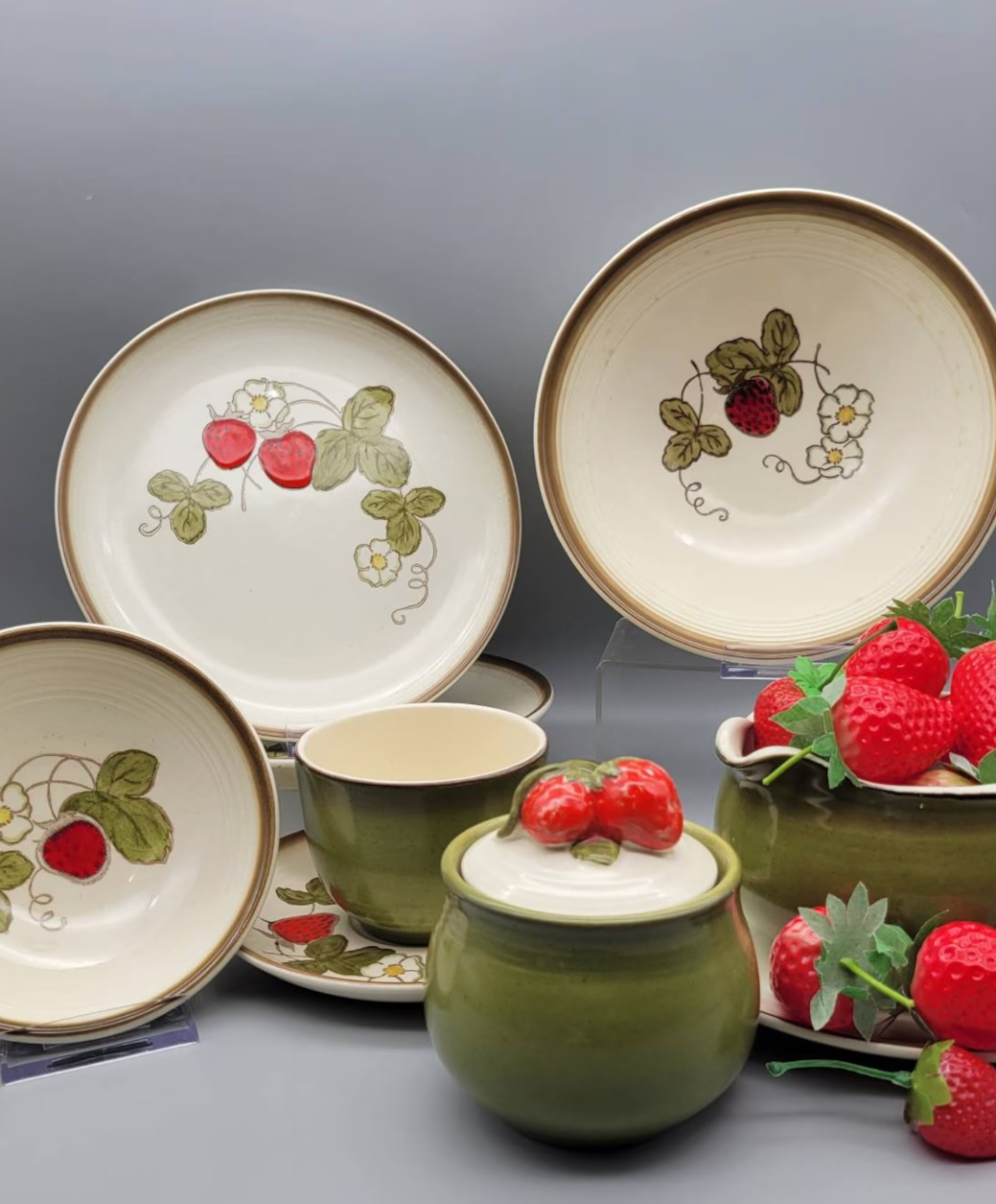 Vintage green strawberry set. 