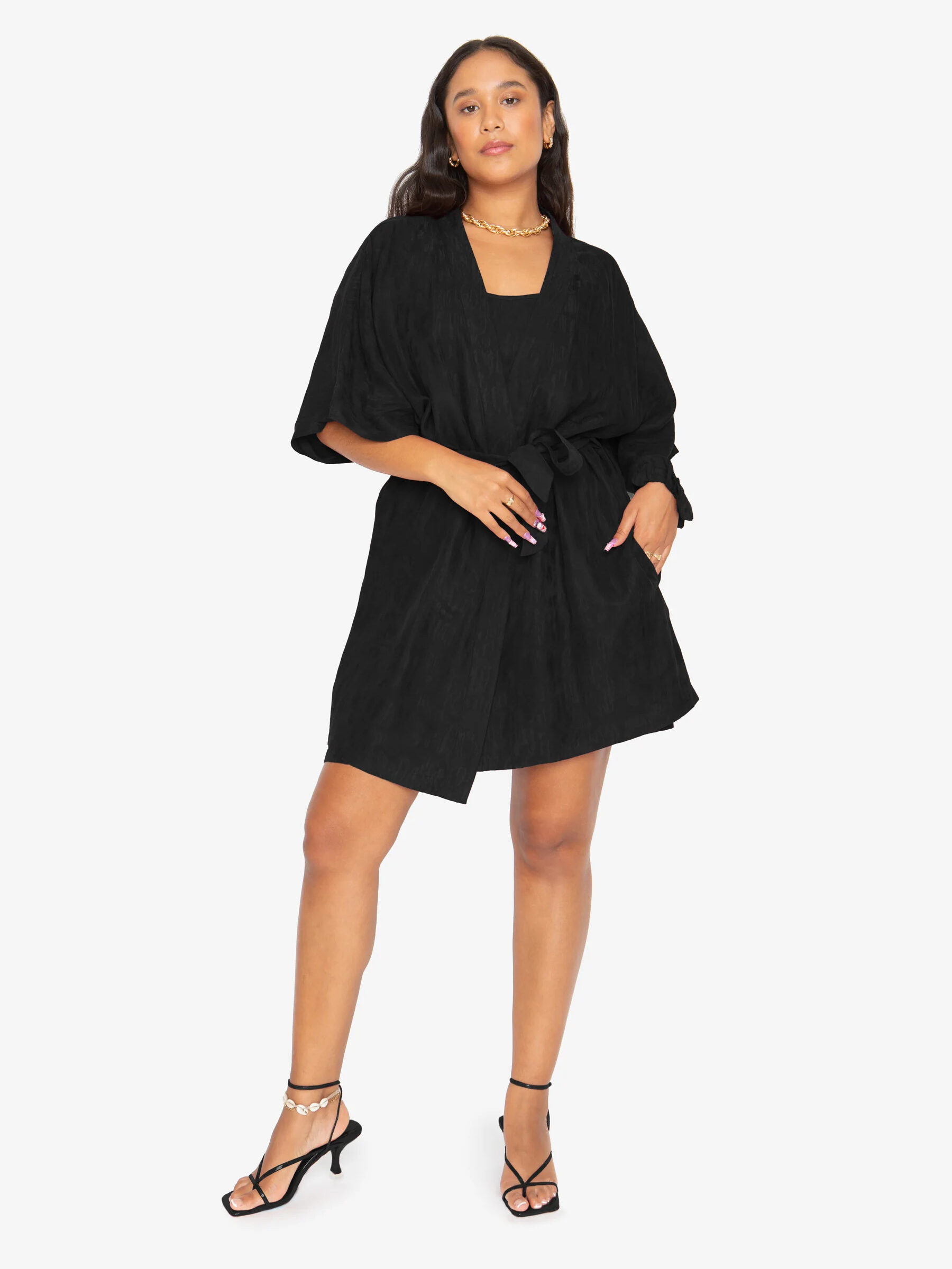 A model wearing Idle's robe in black.