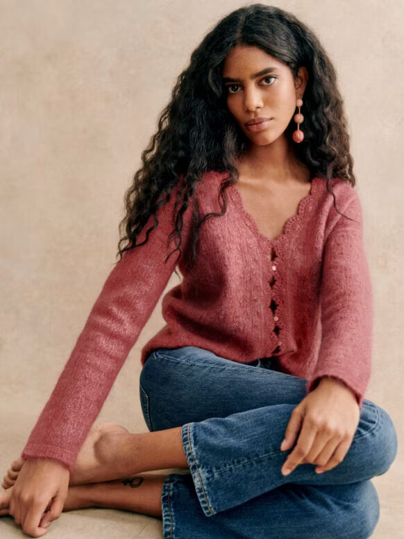 A model wearing the Anaelle Cardigan in mauve by Sezane.
