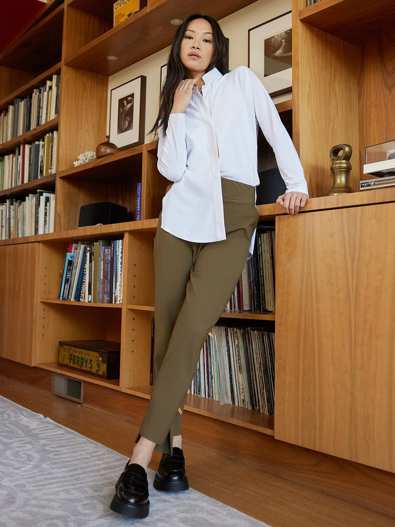 A model wearing a green dress pants and a white dress shirt from ADAY.