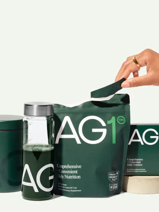 A product shot of everything that comes with an AG1 purchase.