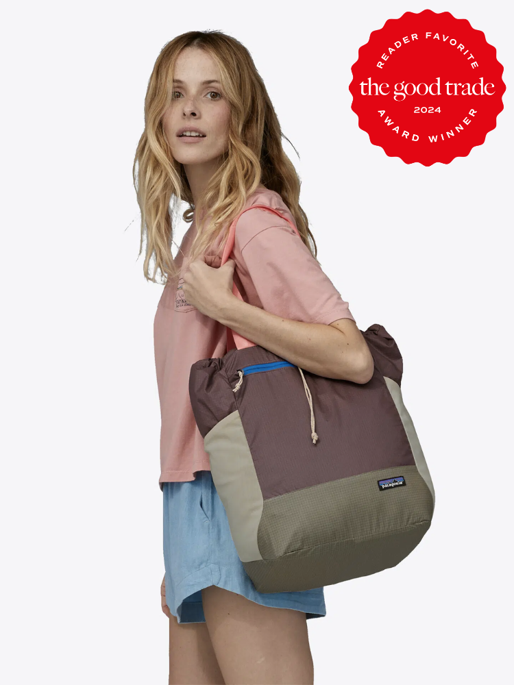 A model wearing the Ultralight Black Hole Tote as a tote. The TGT 2024 Award Winner Badge is on the right corner of the image.