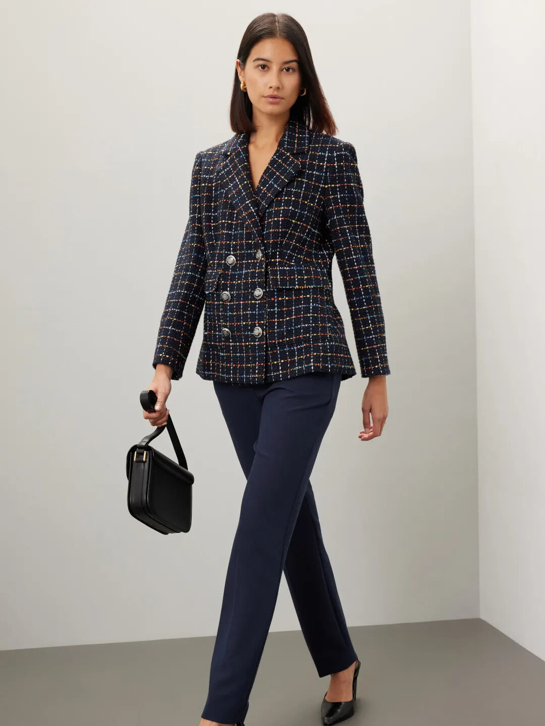 A model wearing a black twill blazer from Rent the Runway. 