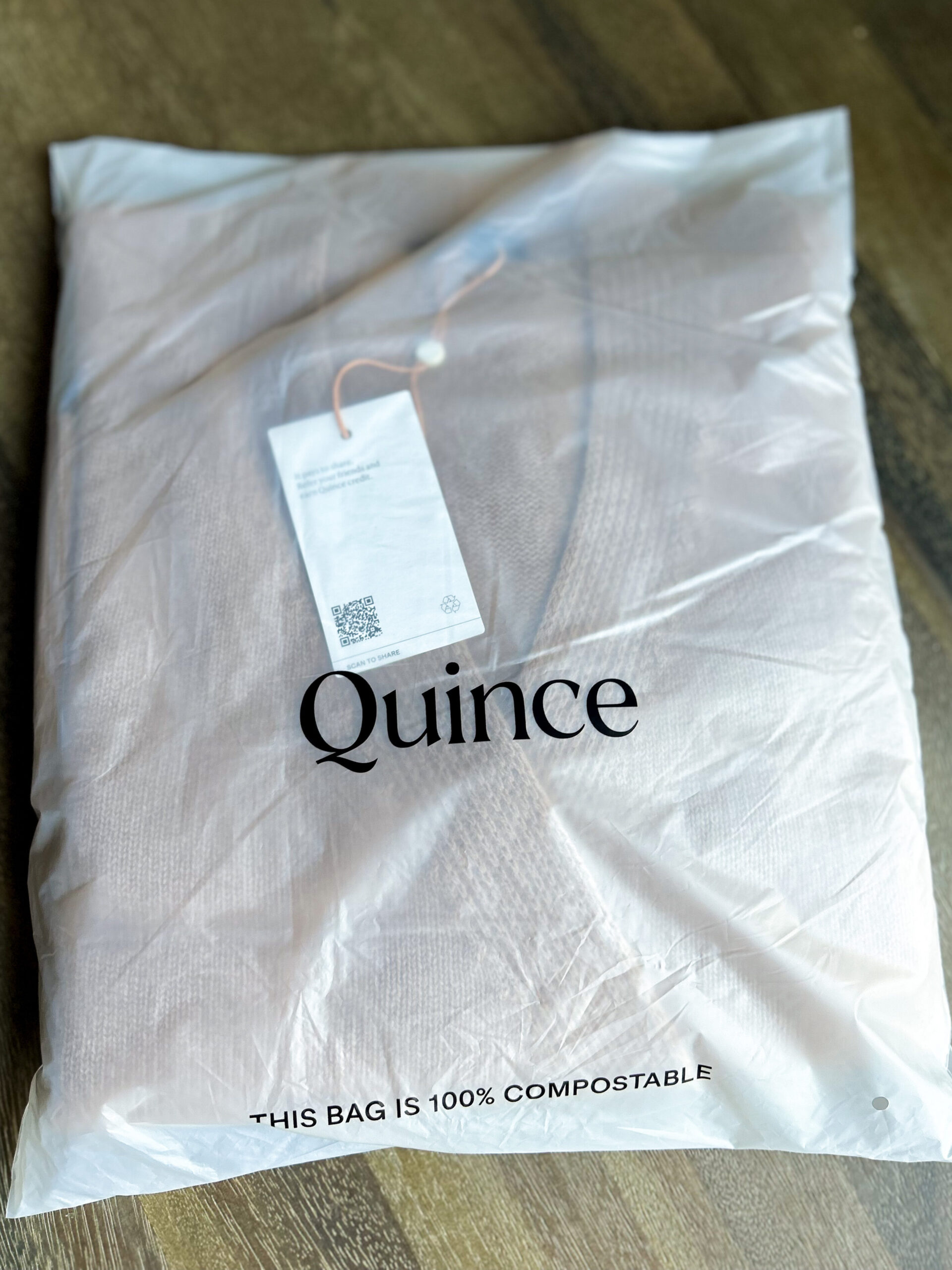 A bag with the word quince on it.